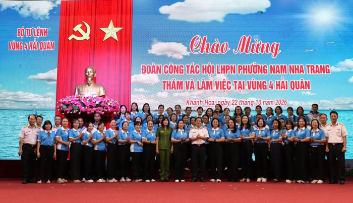 Vùng 4 Hải quân tiếp đoàn công tác Hội Liên hiệp Phụ nữ phường Nam Nha Trang đến thăm, làm việc