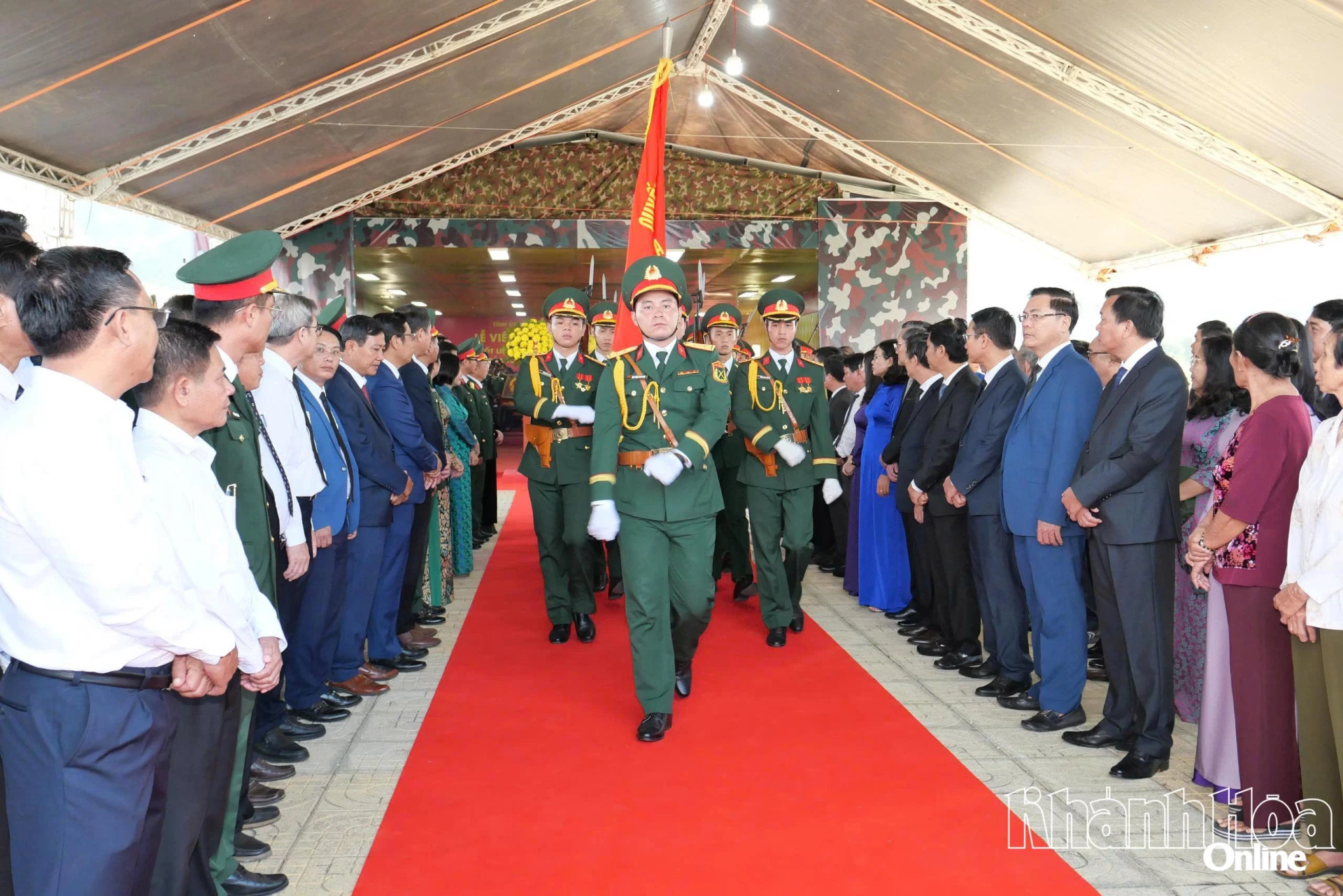 Đôi tiêu binh tiến hành di chuyển  hài cốt liệt sĩ đến vị trí các ô mộ để an táng