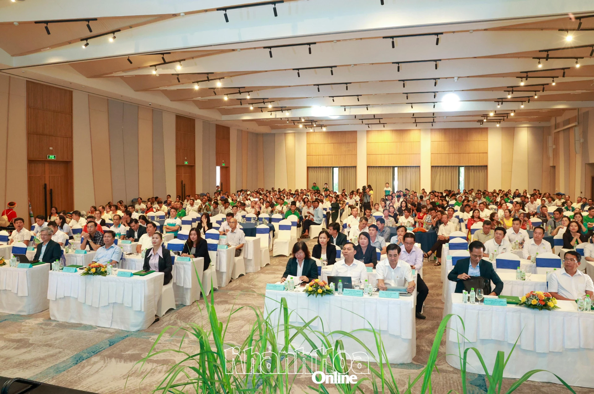 Hơn 400 đại biểu tham dự hội nghị.