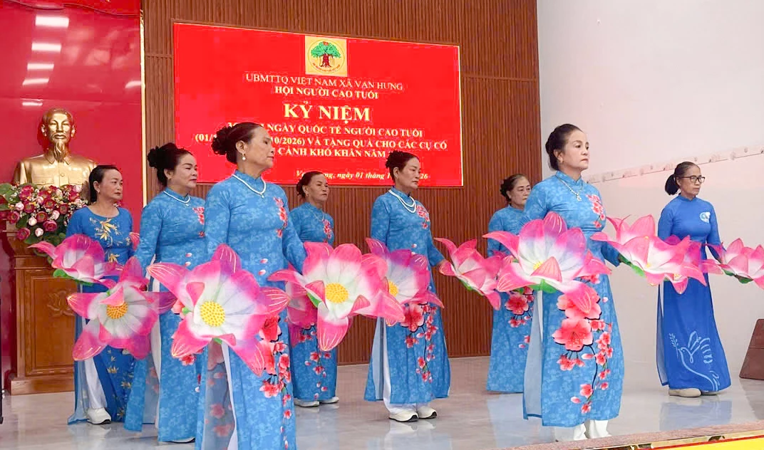 Một tiết mục văn nghệ do người cao tuổi xã biểu diễn tại chương trình.