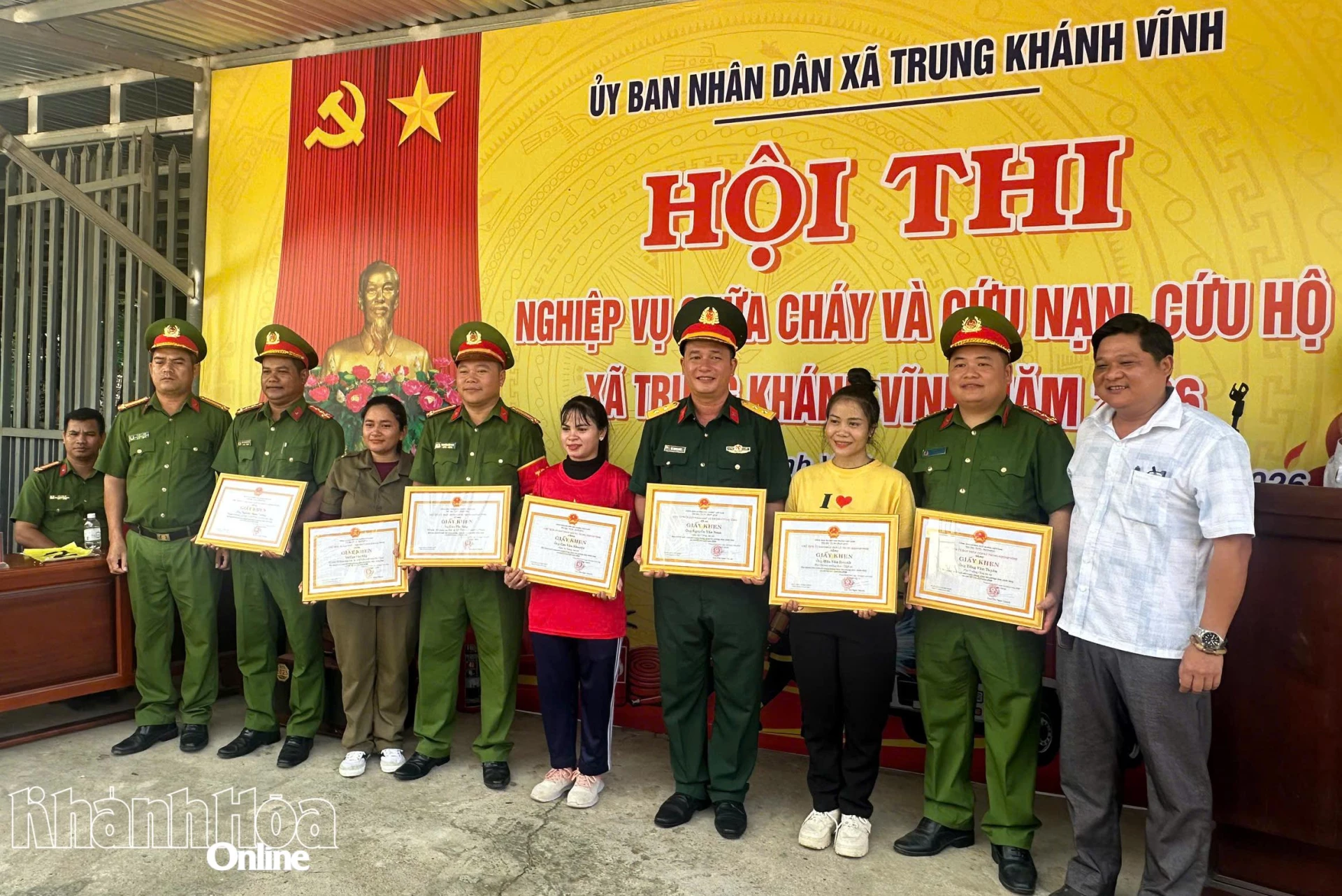 Lãnh đạo UBND xã tặng tặng Giấy khen cho 4 tập thể và 9 cá nhân có thành tích xuất sắc trong công tác phòng cháy chữa cháy và cứu hộ cứu nạn năm 2026.