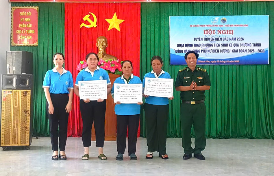 Tặng phương tiện sinh kế cho phụ nữ có hoàn cảnh khó khăn ở Tổ dân phố Cát Lợi.
