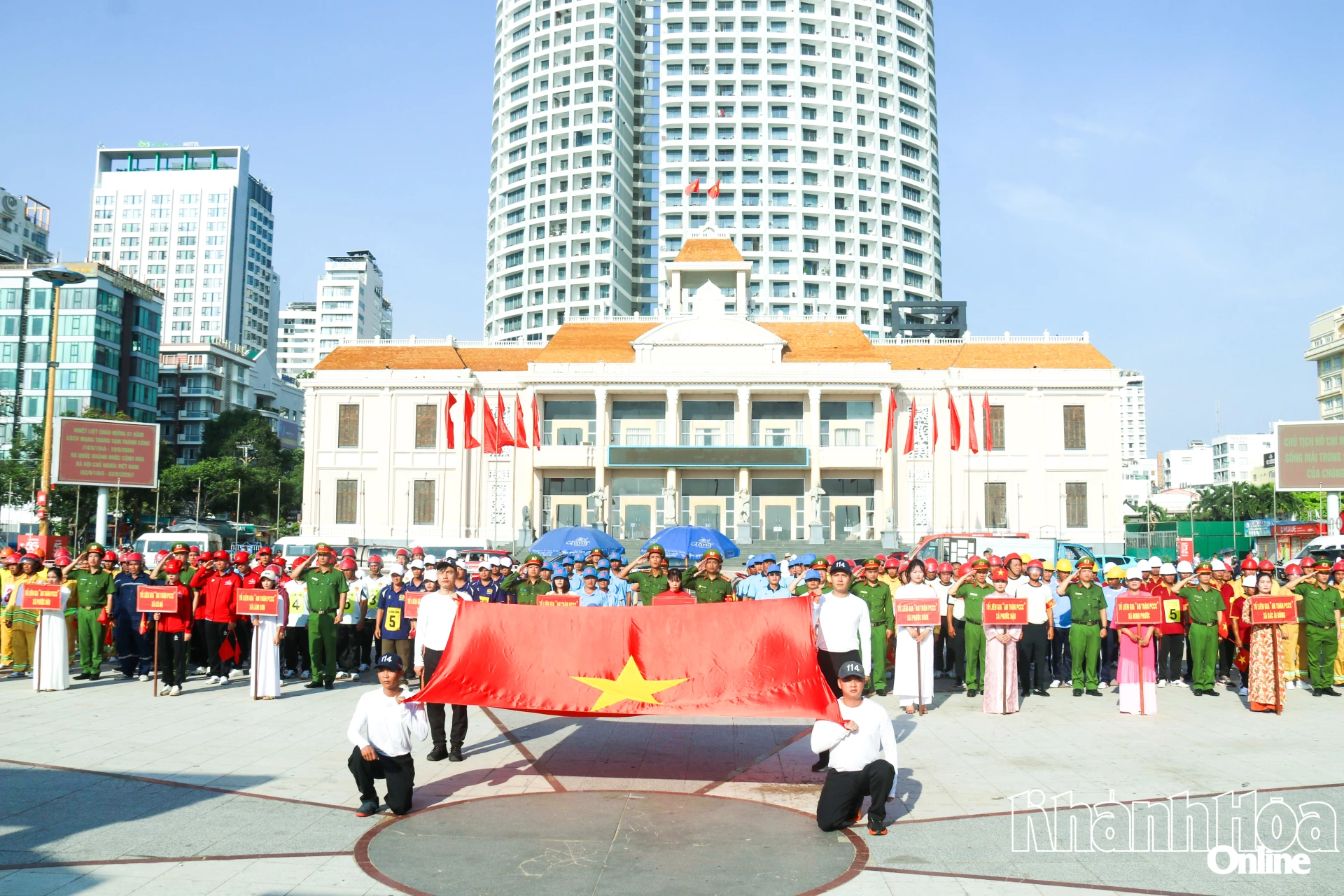 Các vận động viên thực hiện nghi thức chào cờ.