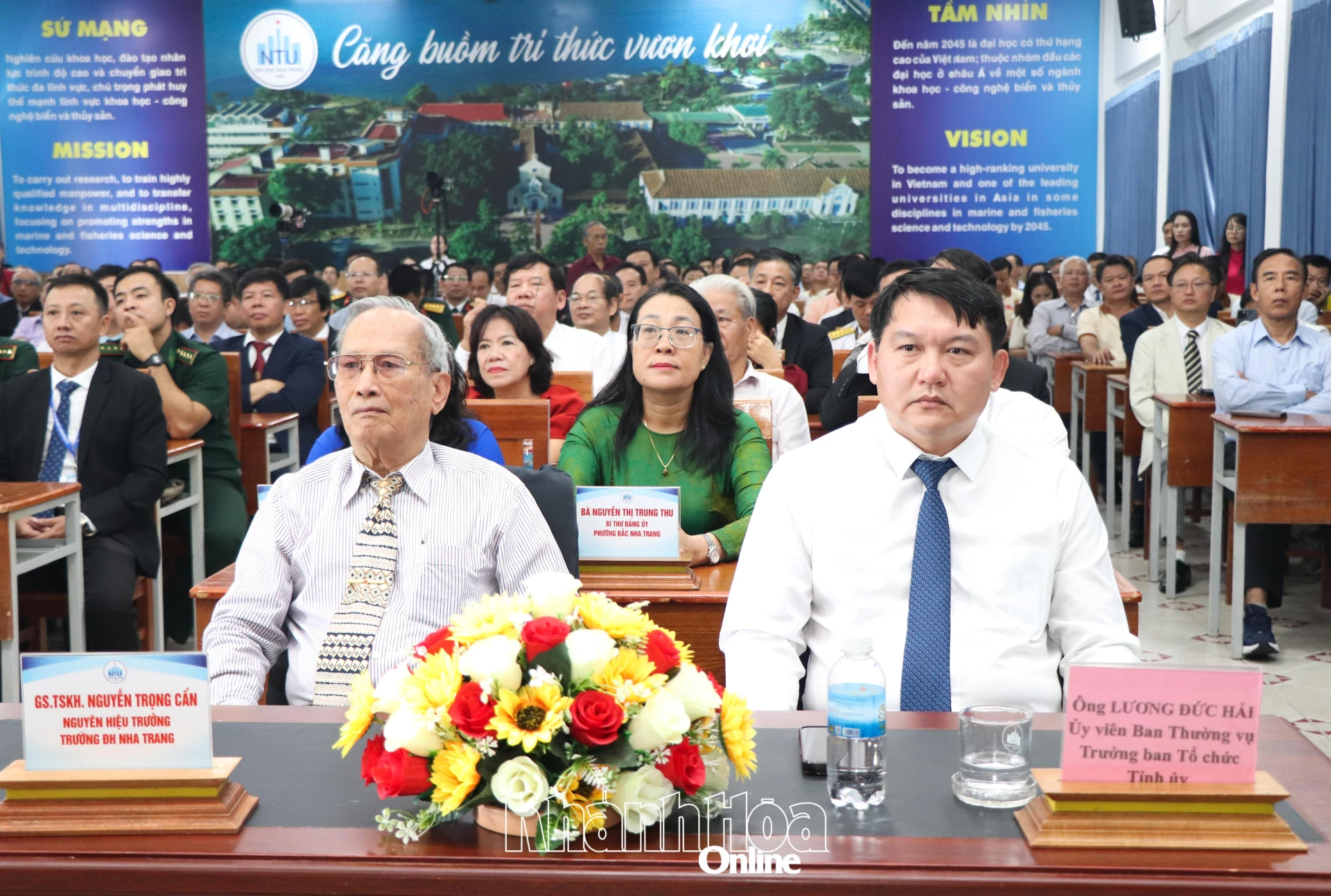 Đồng chí Lương Đức Hải và các đại biểu tham dự lễ kỷ niệm.