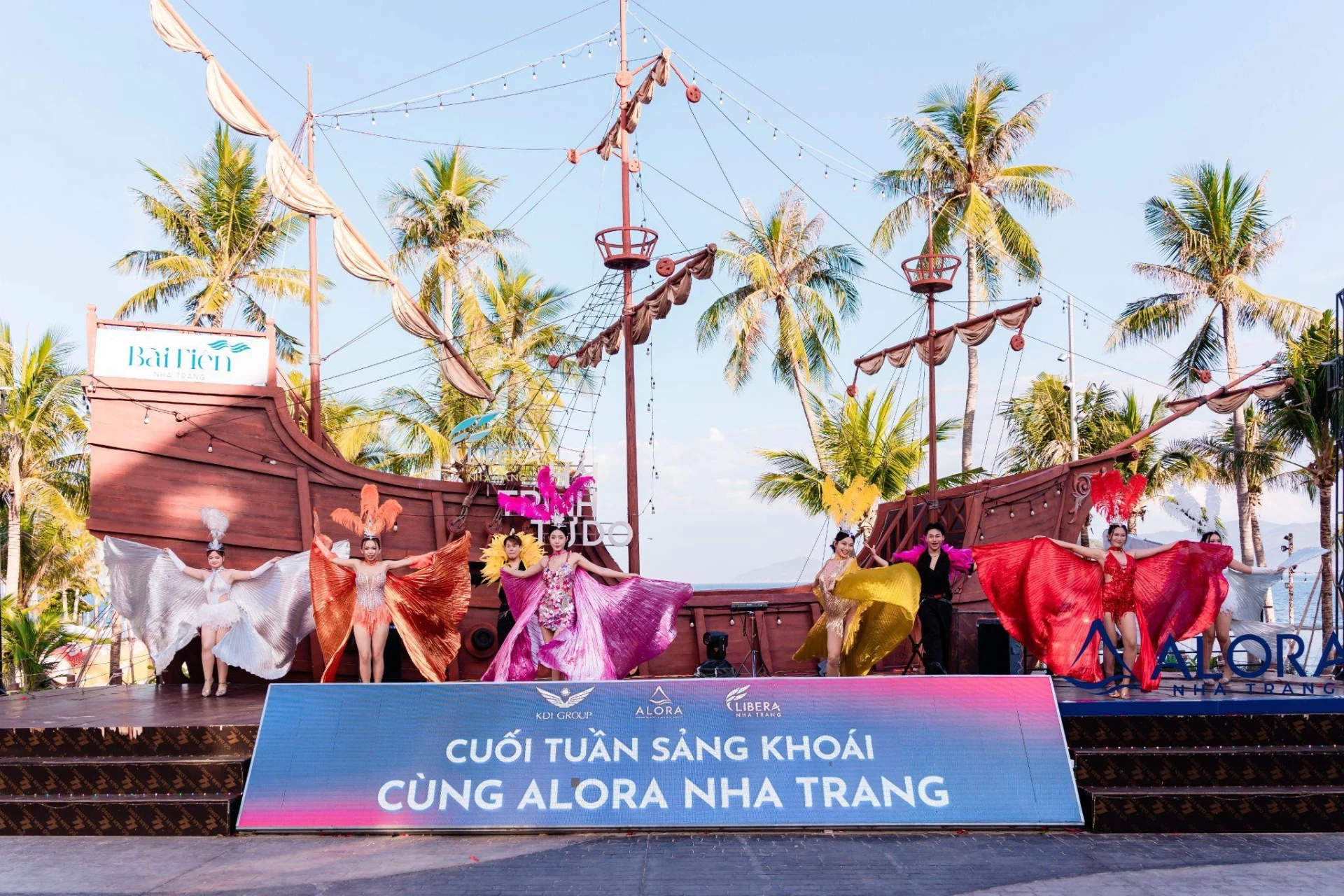 Những màn trình diễn với âm nhạc sôi động, trang phục rực rỡ kim mang không khí lễ hội đến chuỗi “Cuối tuần sảng khoái cùng Alora Nha Trang” (Hình minh họa).