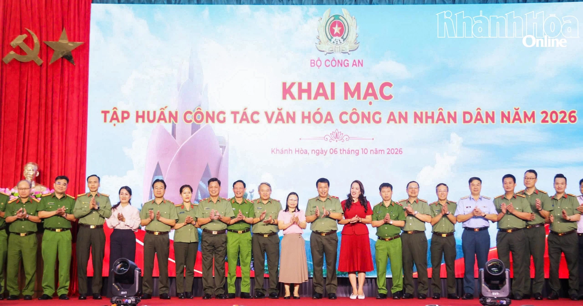 Thiếu tướng Nguyễn Công Bẩy và các đại biểu chụp ảnh lưu niệm.