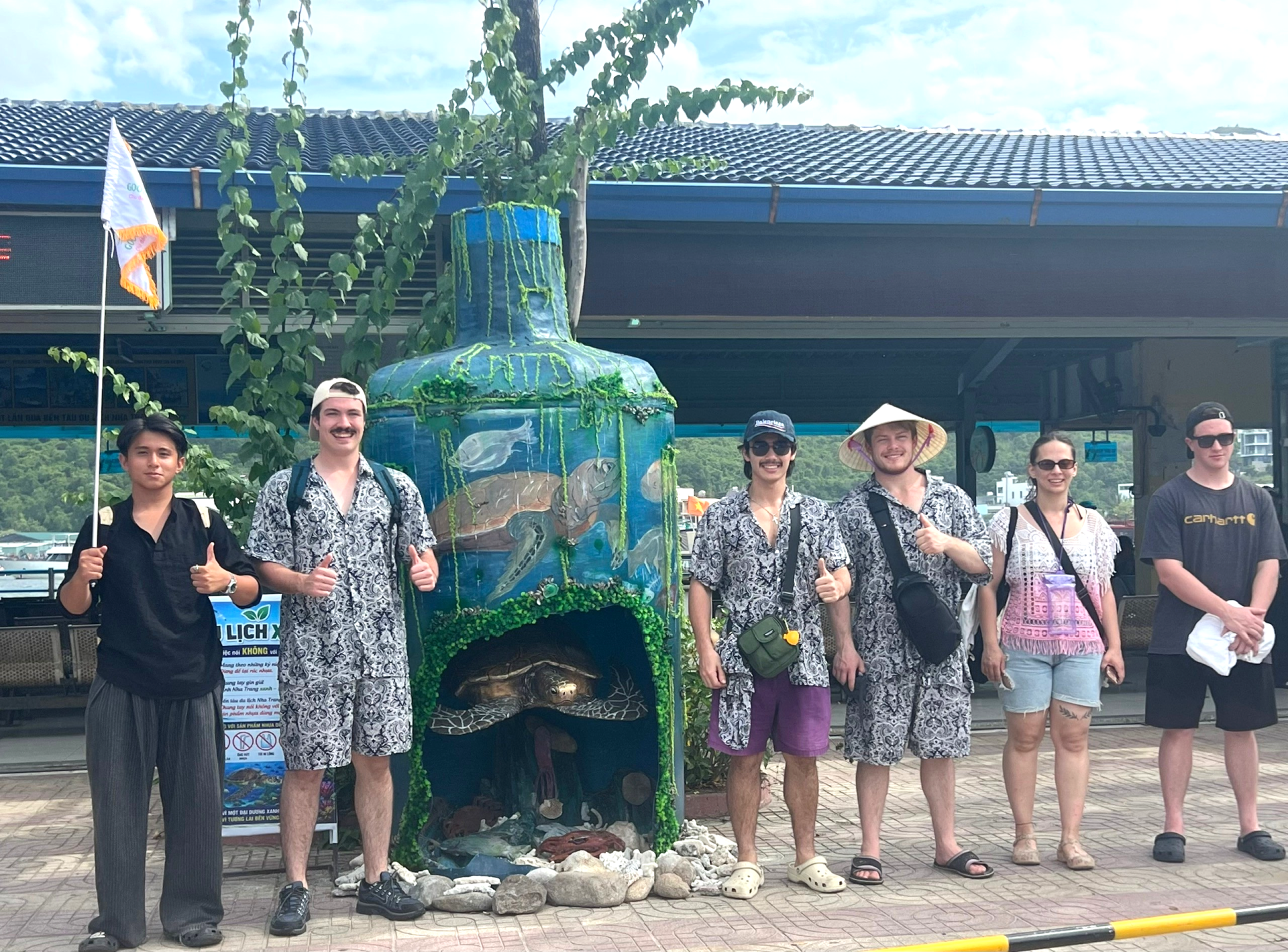 Du khách chụp ảnh lưu niện bên mô hình “Đại dương thu nhỏ”  tại Bến tàu Du lịch Nha Trang.