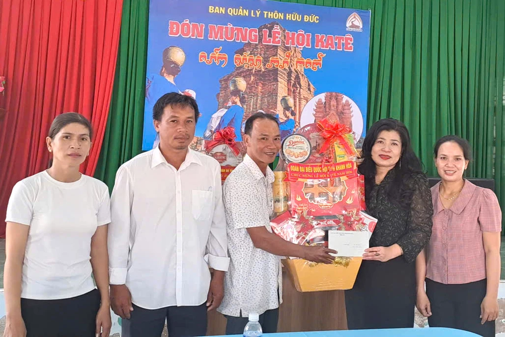 Đồng chí Đàng Thị Mỹ Hương thăm, chúc mừng Ban Tổ chức Lễ hội Katê tỉnh.