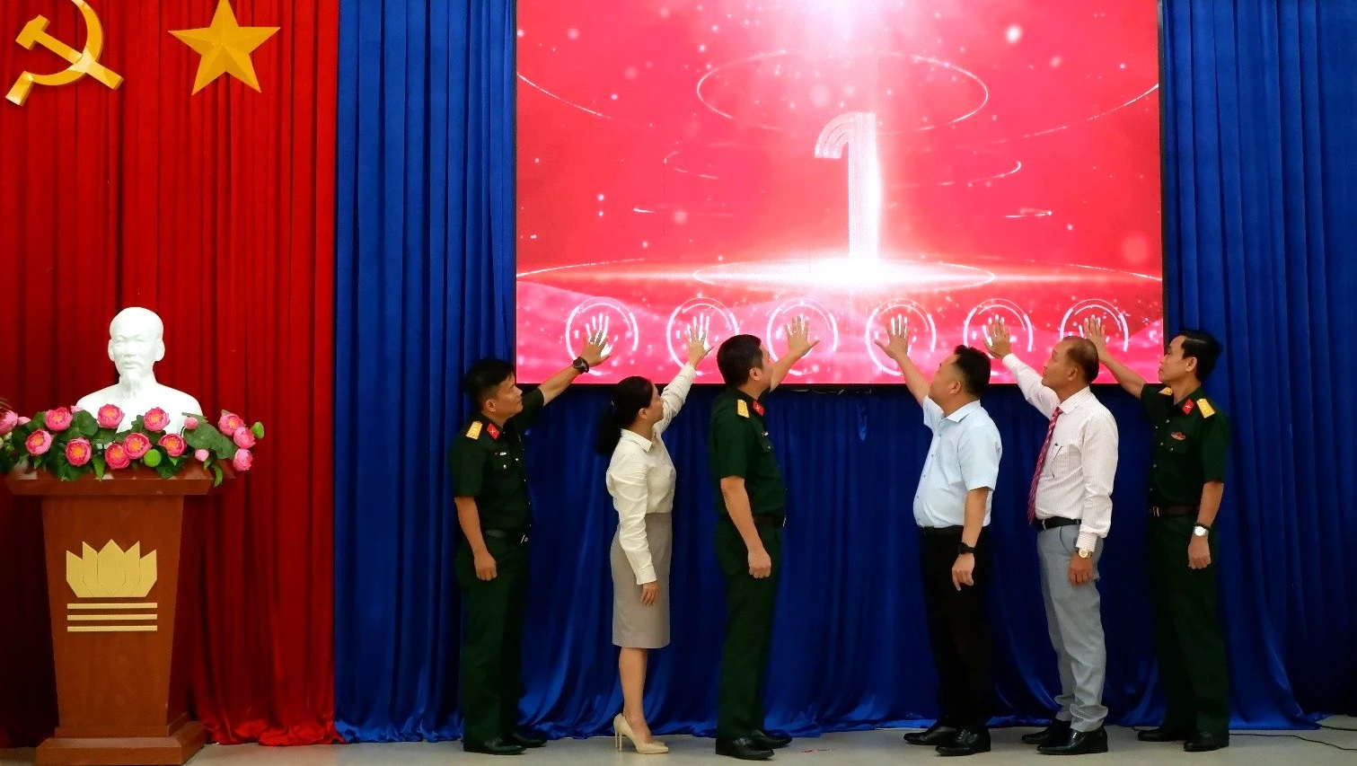 Đại diện Lãnh đạo xã Diên Lâm và lãnh đạo Viettel Khánh Hòa ấn nút ra mắt mô hình Tammi OA – Chính quyền số xã Diên Lâm.