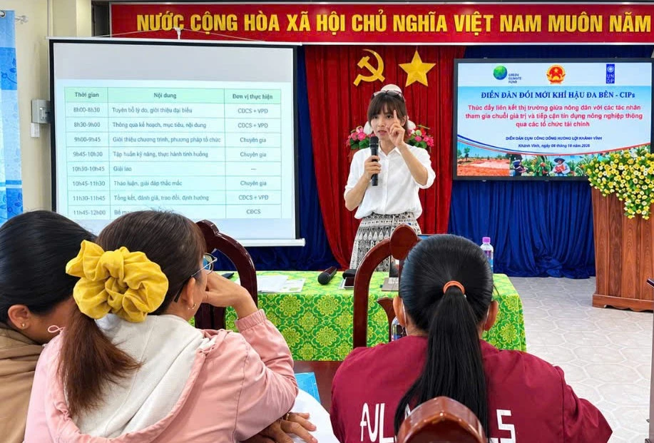 Các chuyên gia trình bày chuyên đề Tiếp cận tín dụng cho hộ sản xuất nông nghiệp nhỏ.