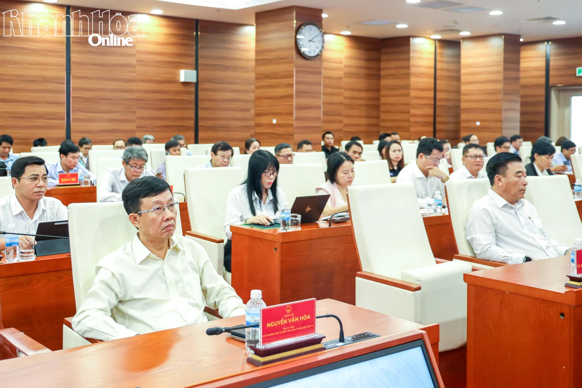 Các đại biểu tham dự họp báo.