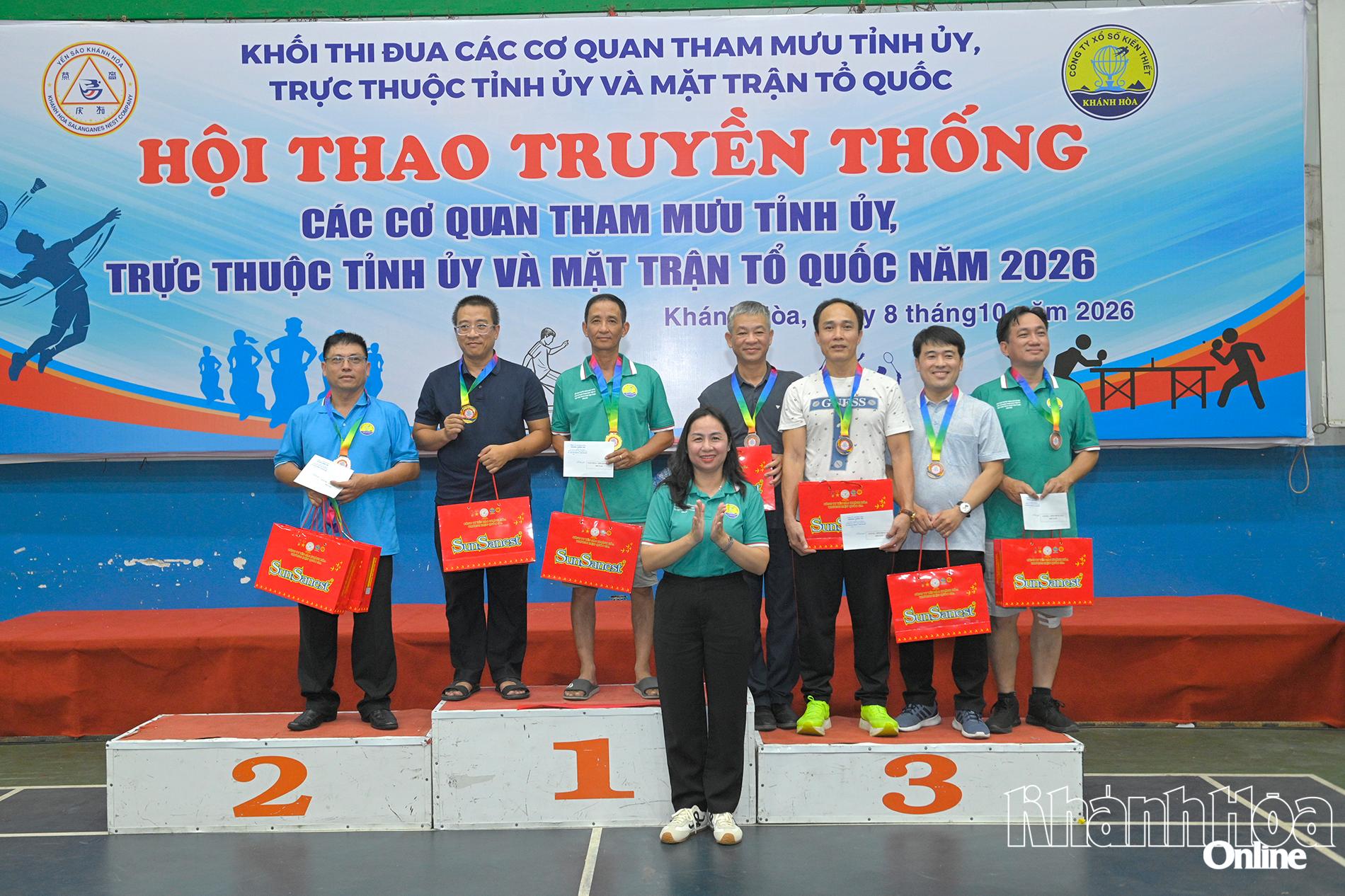 Đại diện Ban tổ chức trao huy chương giải thưởng cho các VĐV đôi nam bóng bàn.