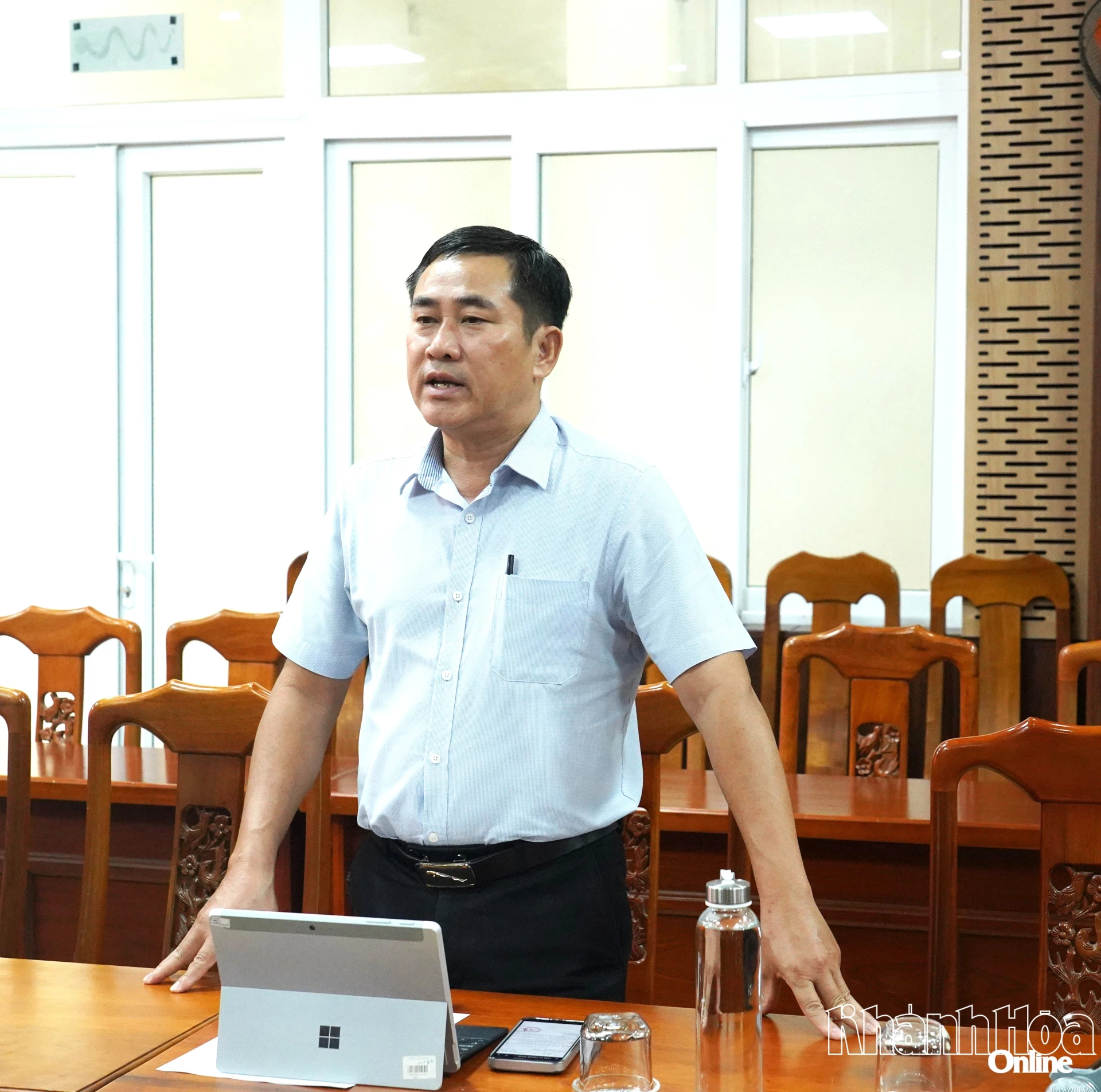 Đại diện Sở Y tế báo cáo công tác chuẩn bị tại cuộc họp.