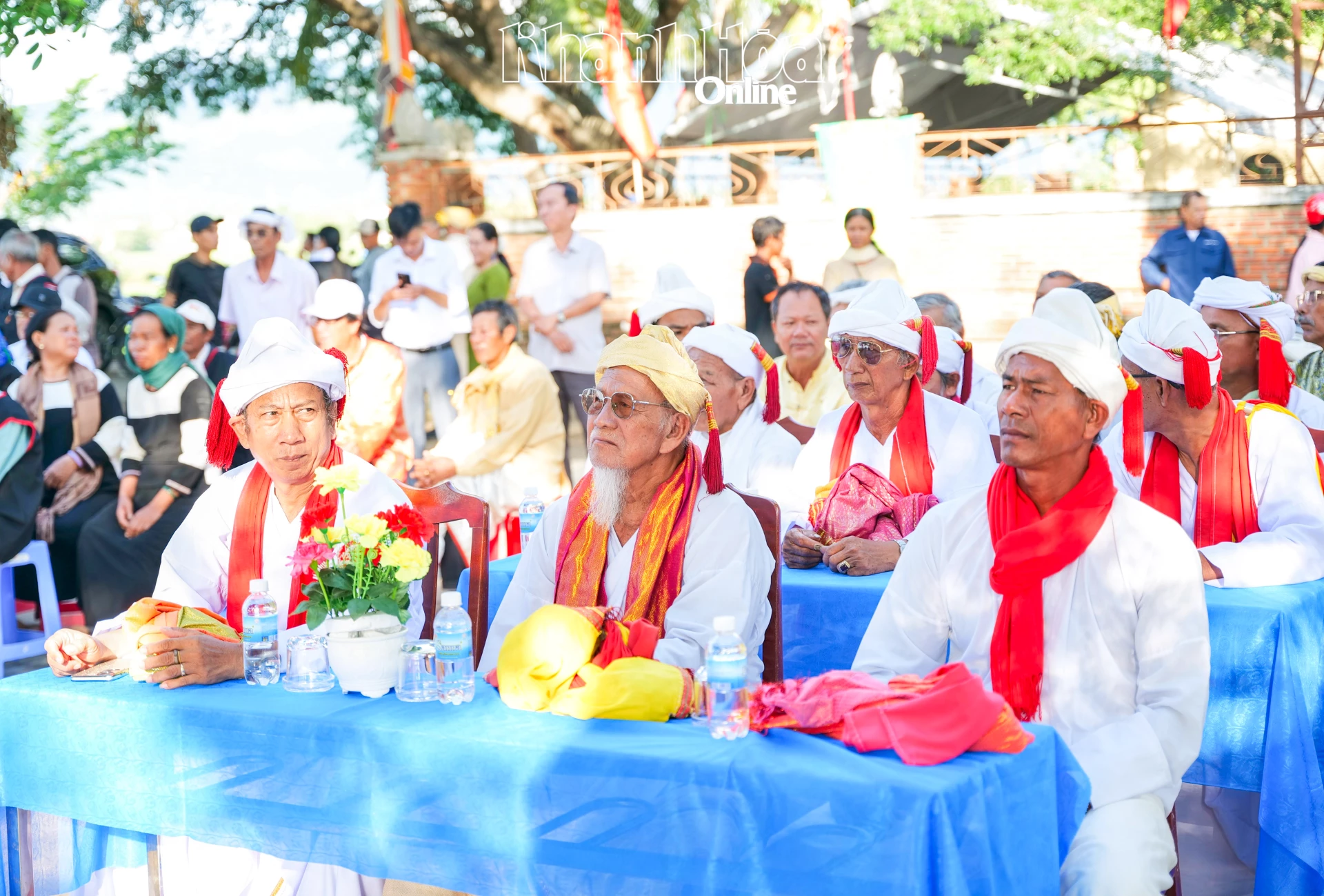 Các vị chức sắc, chức việc cùng đông đảo người dân tham dự Lễ hội Katê năm 2026 tại đền Pô Inư Nưgar.