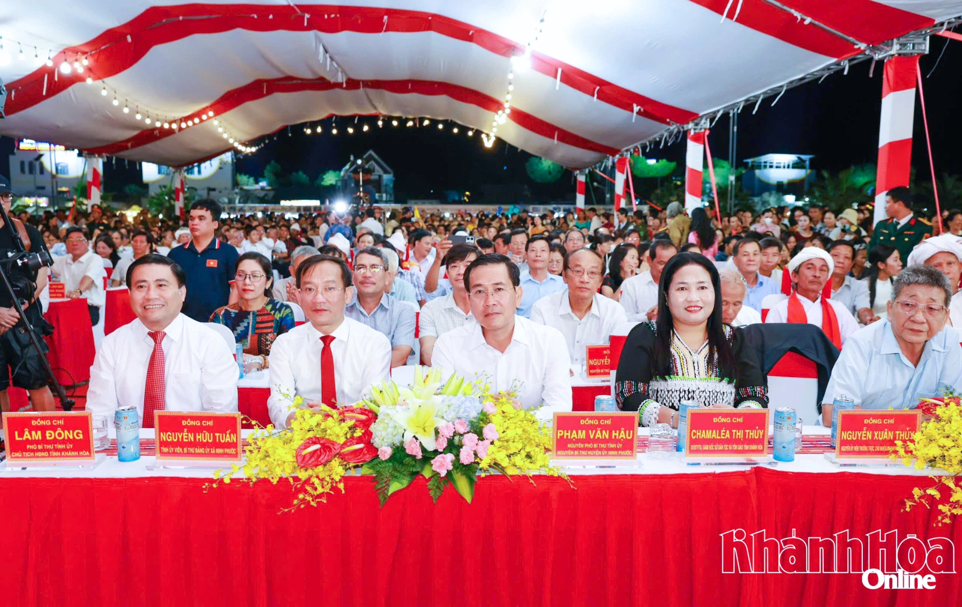 Đồng chí Lâm Đông và các đại biểu dự khai mạc Lễ hội Gốm Chăm Bàu Trúc lần thứ I năm 2026.