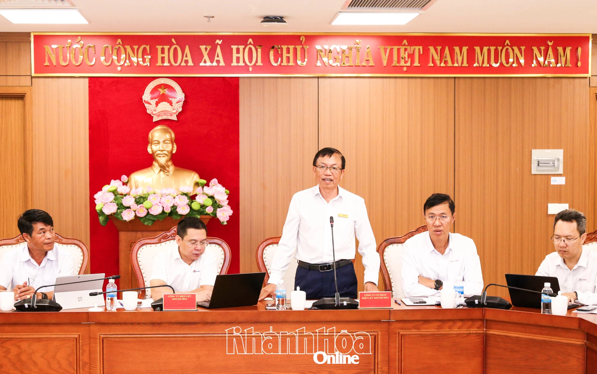 Lãnh đạo Công ty Cổ phần Điện lực Khánh Hòa phát biểu tại buổi làm việc.