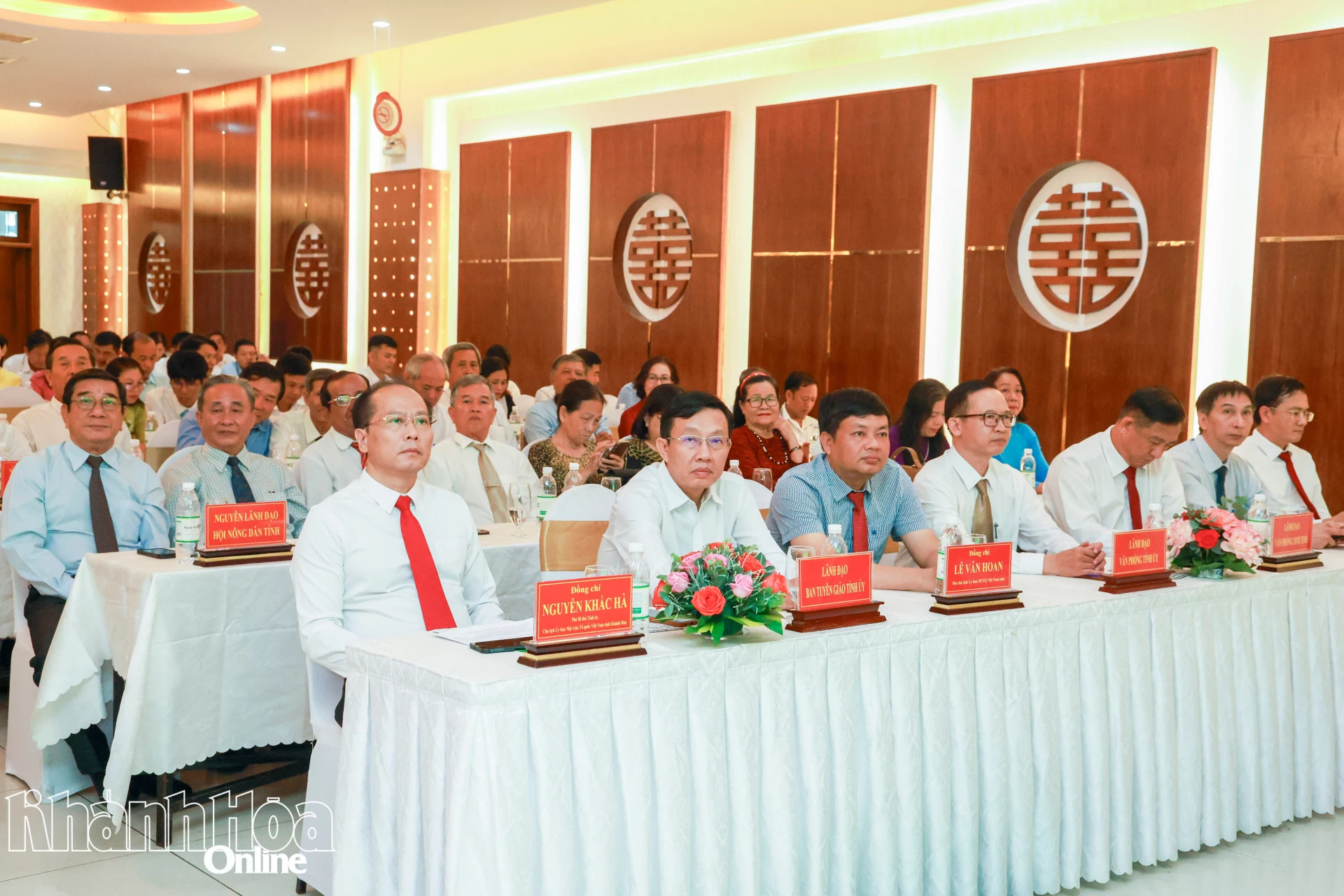 Đồng chí Nguyễn Khắc Hà và các đại biểu tham dự buổi lễ.