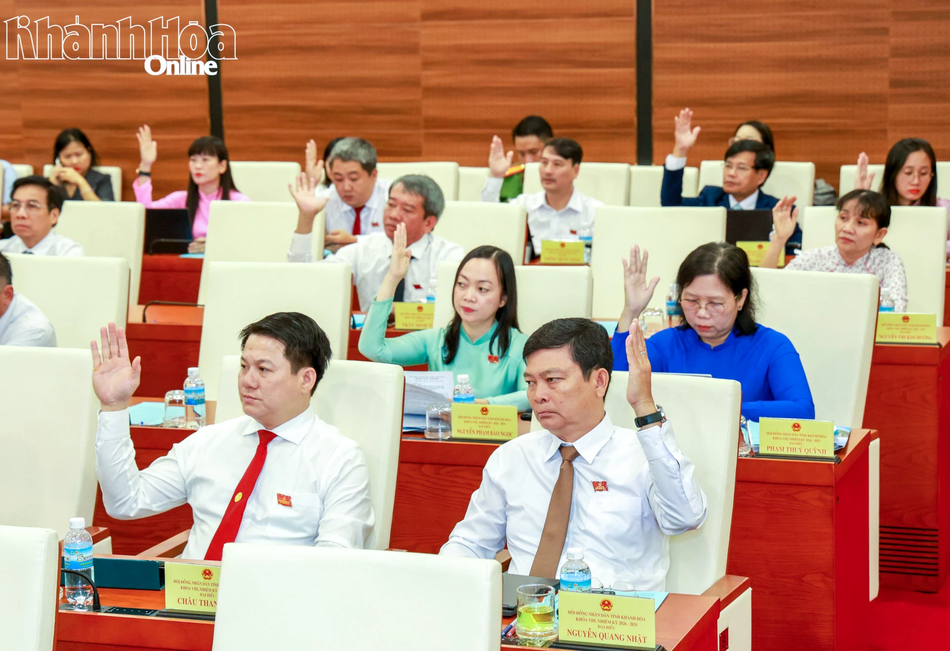 Các đại biểu biểu quyết thông qua các nghị quyết.