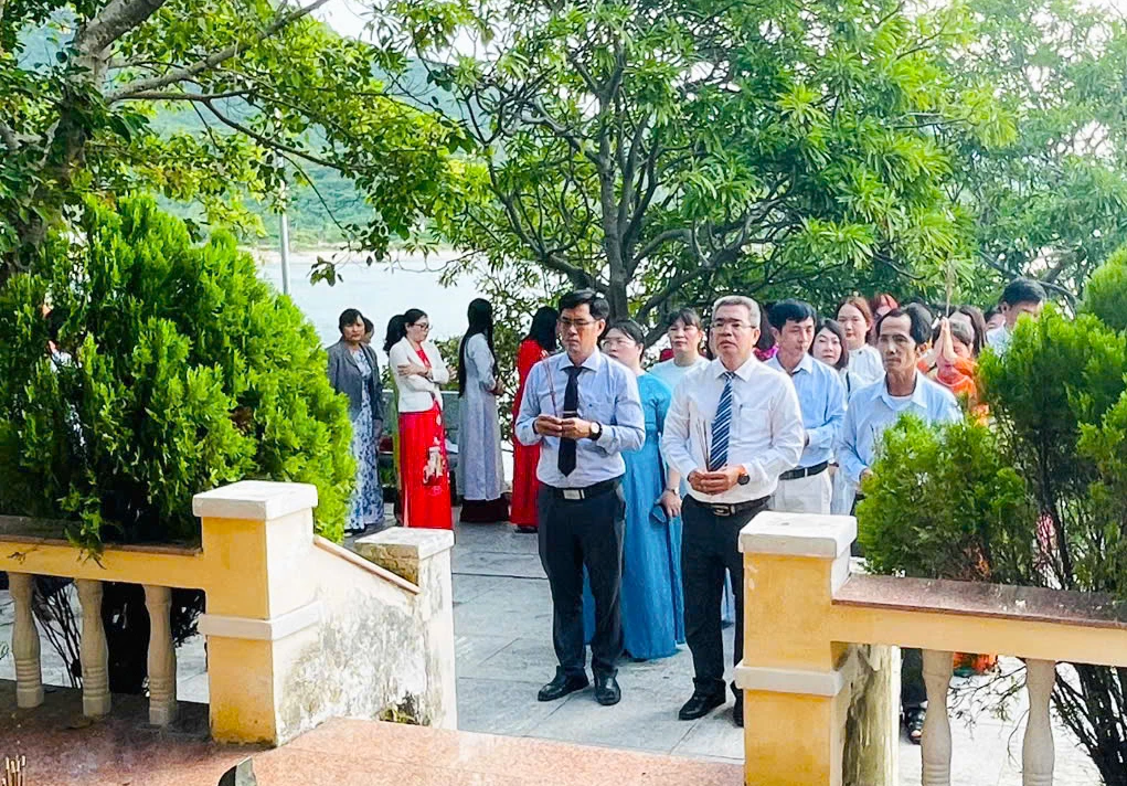 Đoàn dâng hương tưởng niệm các anh hùng liệt sĩ tàu C235.