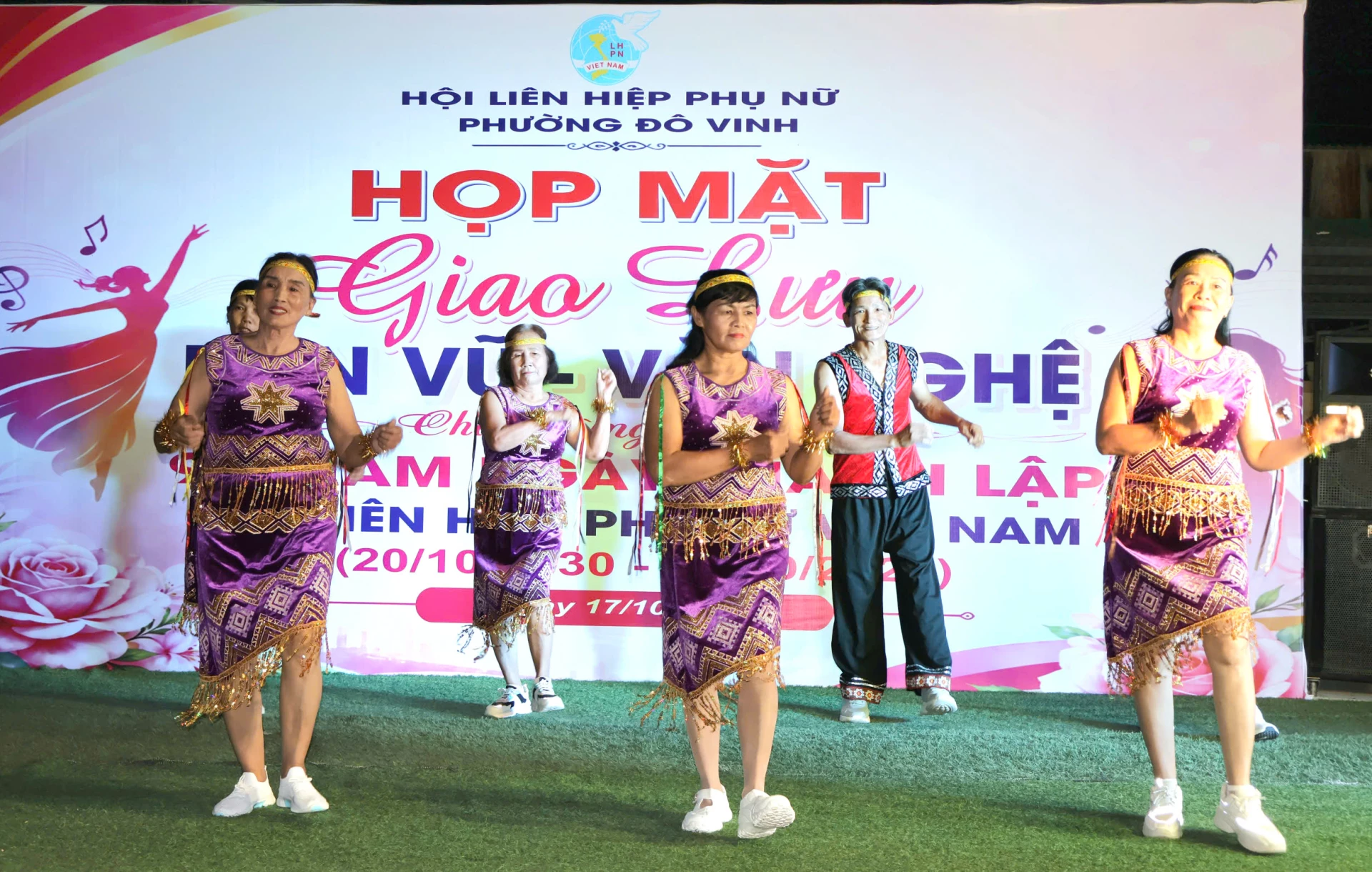 Hội viên, phụ nữ biểu diễn văn nghệ tại chương trình.