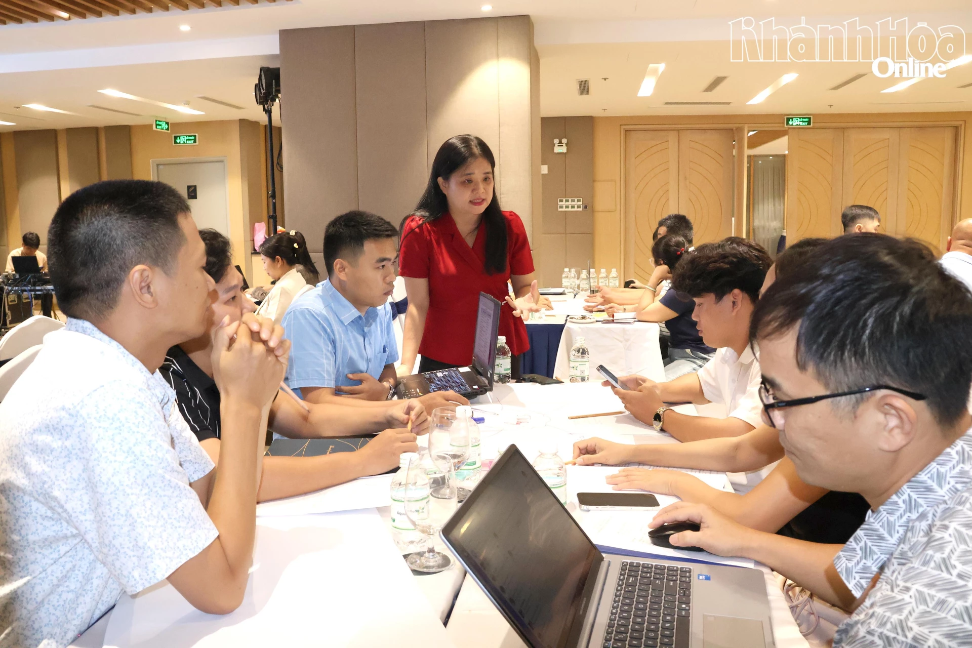 Các chuyên gia hướng dẫn cho các học viên.