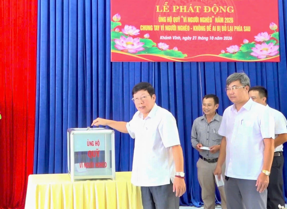 Lãnh đạo xã tham gia ủng hộ Quỹ Vì người nghèo tại lễ phát động. Ảnh: PHÙNG QUỲNH.