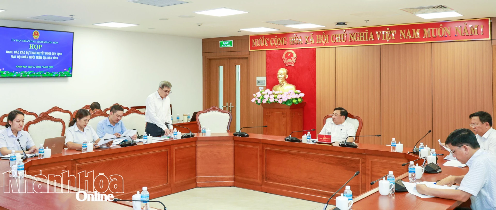 Lãnh đạo Sở Nông nghiệp và Môi trường báo cáo tại cuộc họp.