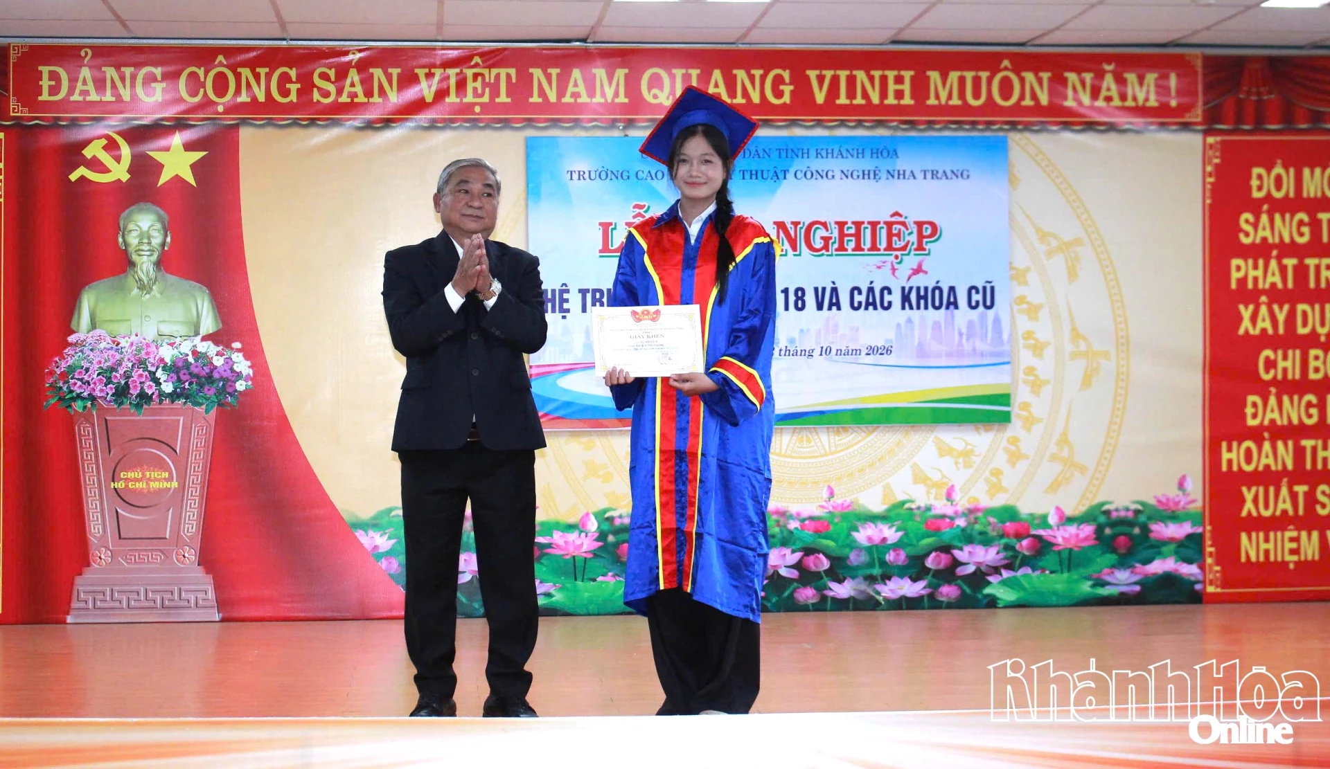 Hiệu trưởng Trường Cao đẳng Kỹ thuật Công nghệ Nha Trang trao giấy khen cho tập thể xuất sắc.