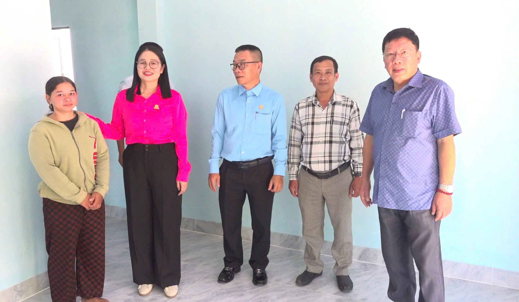 Lãnh đạo xã Khánh Vĩnh và đại diện công ty tham quan nhà mới, thăm hỏi tình hình gia đình ông Cao Minh Phụng. Ảnh: PHÙNG QUỲNH.