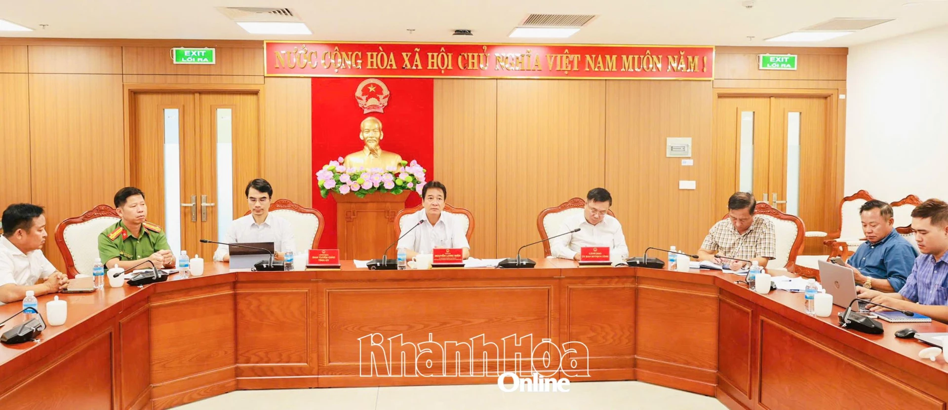 Quang cảnh cuộc họp.