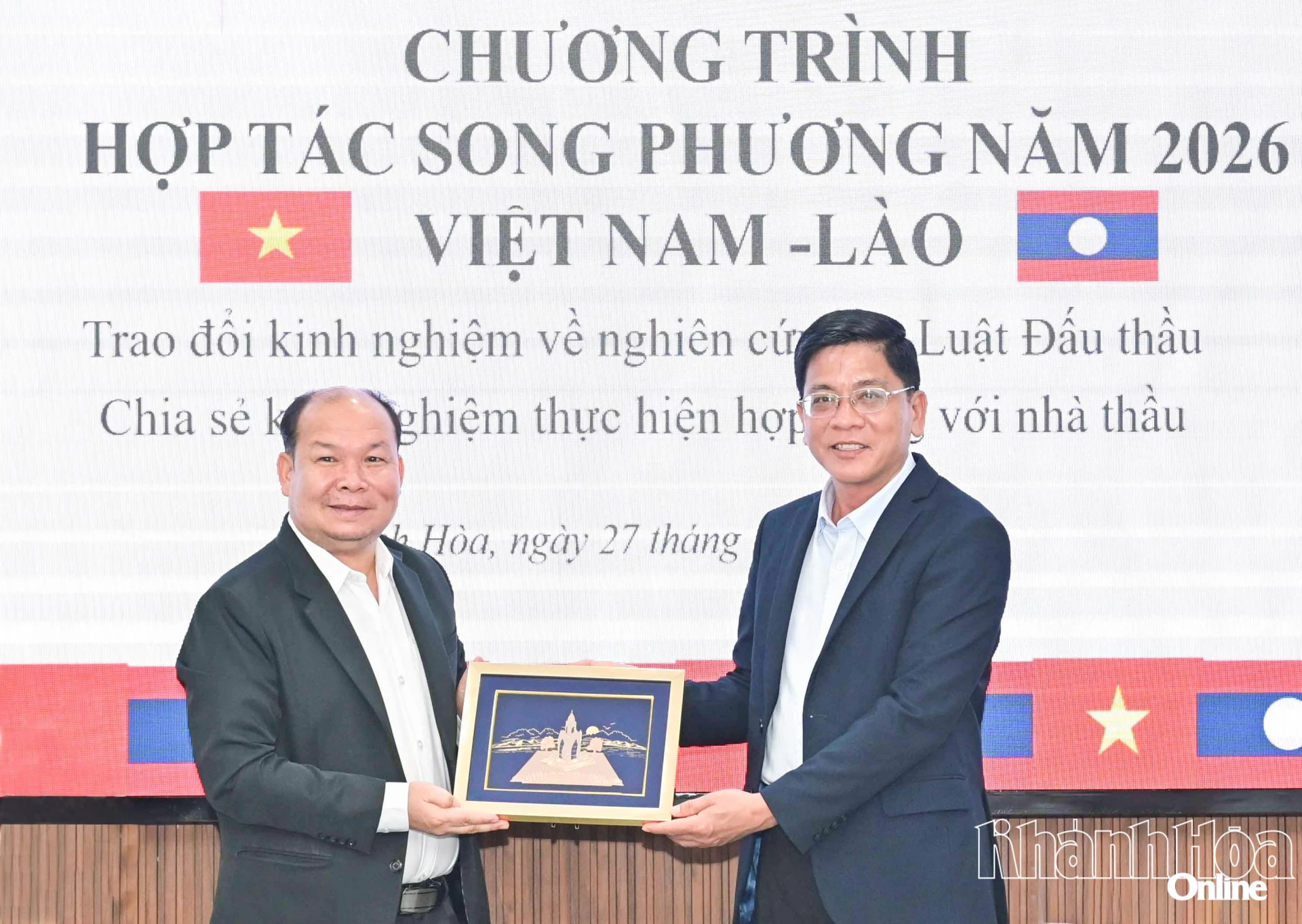 Lãnh đạo Sở Tài chính tỉnh Khánh Hòa tặng quà lưu niệm cho đoàn công tác.
