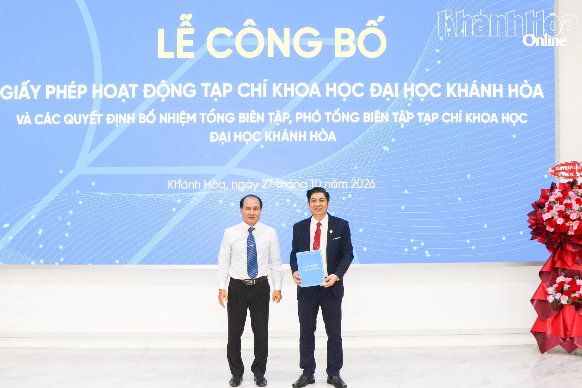 Đại diện Sở Văn hóa, Thể thao và Du lịch trao giấy phép hoạt động Tạp chí Khoa học Đại học Khánh Hòa.