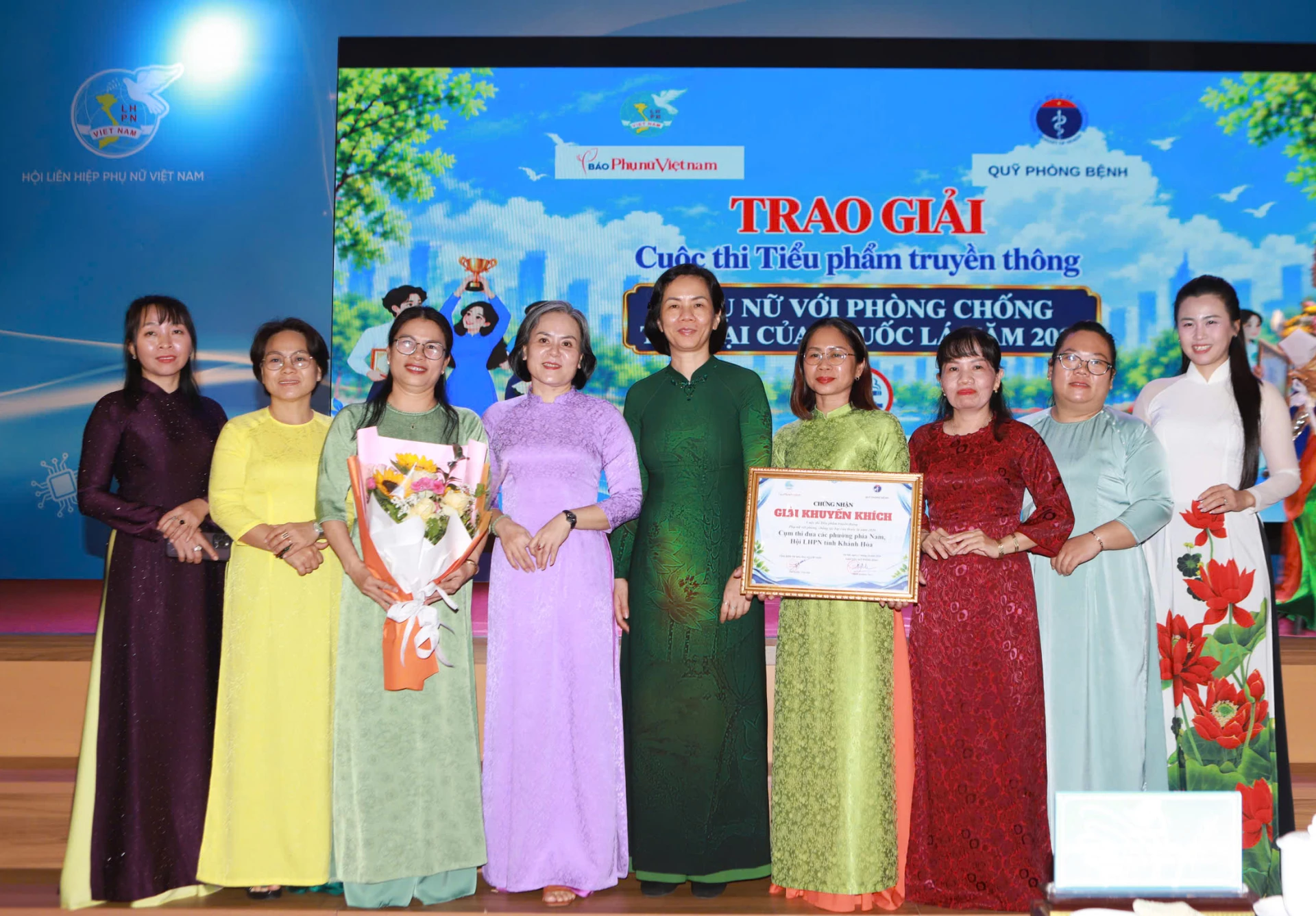 Lãnh đạo Trung ương Hội Liên hiệp Phụ nữ Việt Nam chụp ảnh lưu niệm cùng Cụm thi đua các phường phía Nam, Hội Liên hiệp Phụ nữ tỉnh Khánh Hòa.