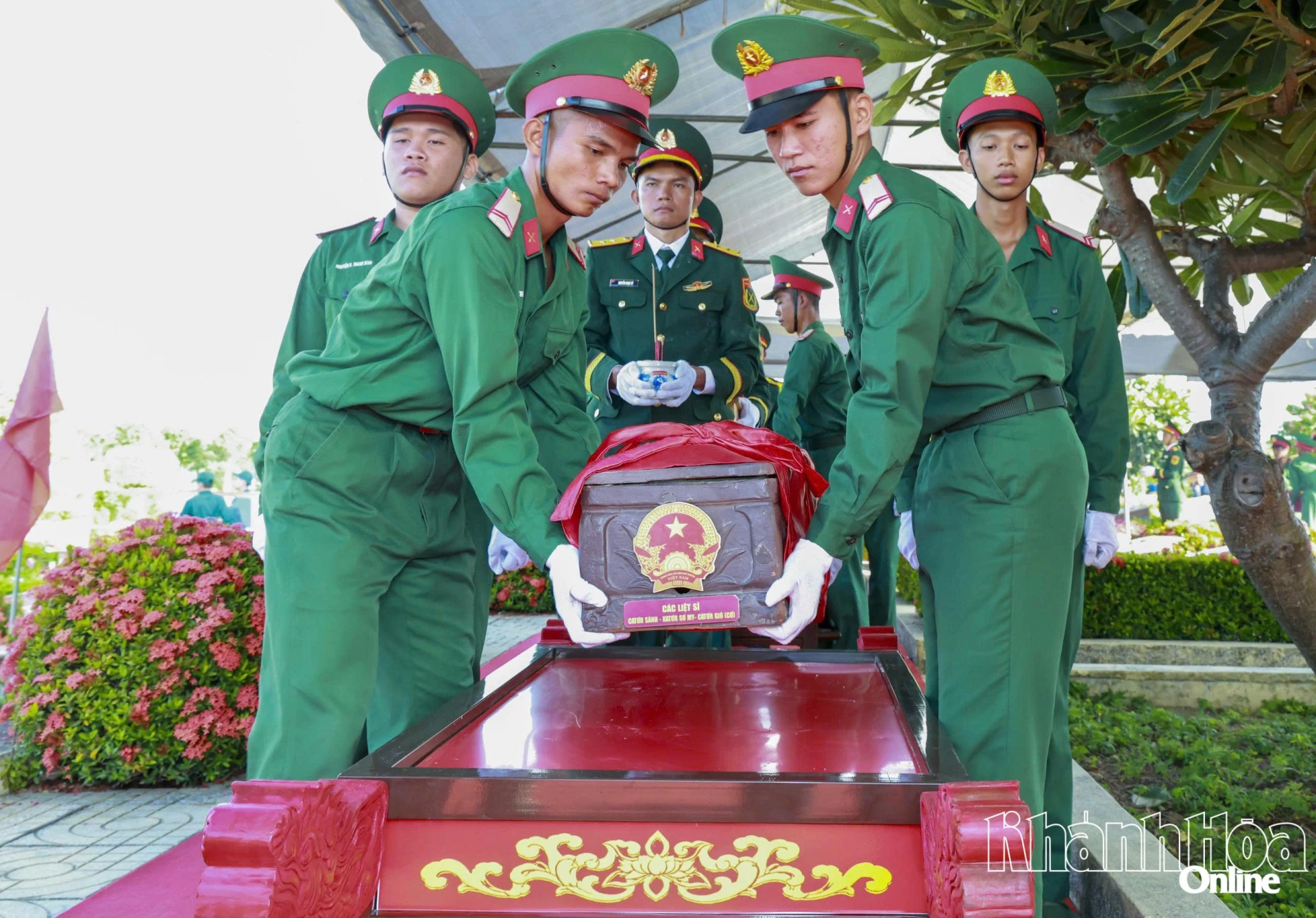 Đôi tiêu binh tiến hành di chuyển  hài cốt liệt sĩ đến vị trí các ô mộ để an táng