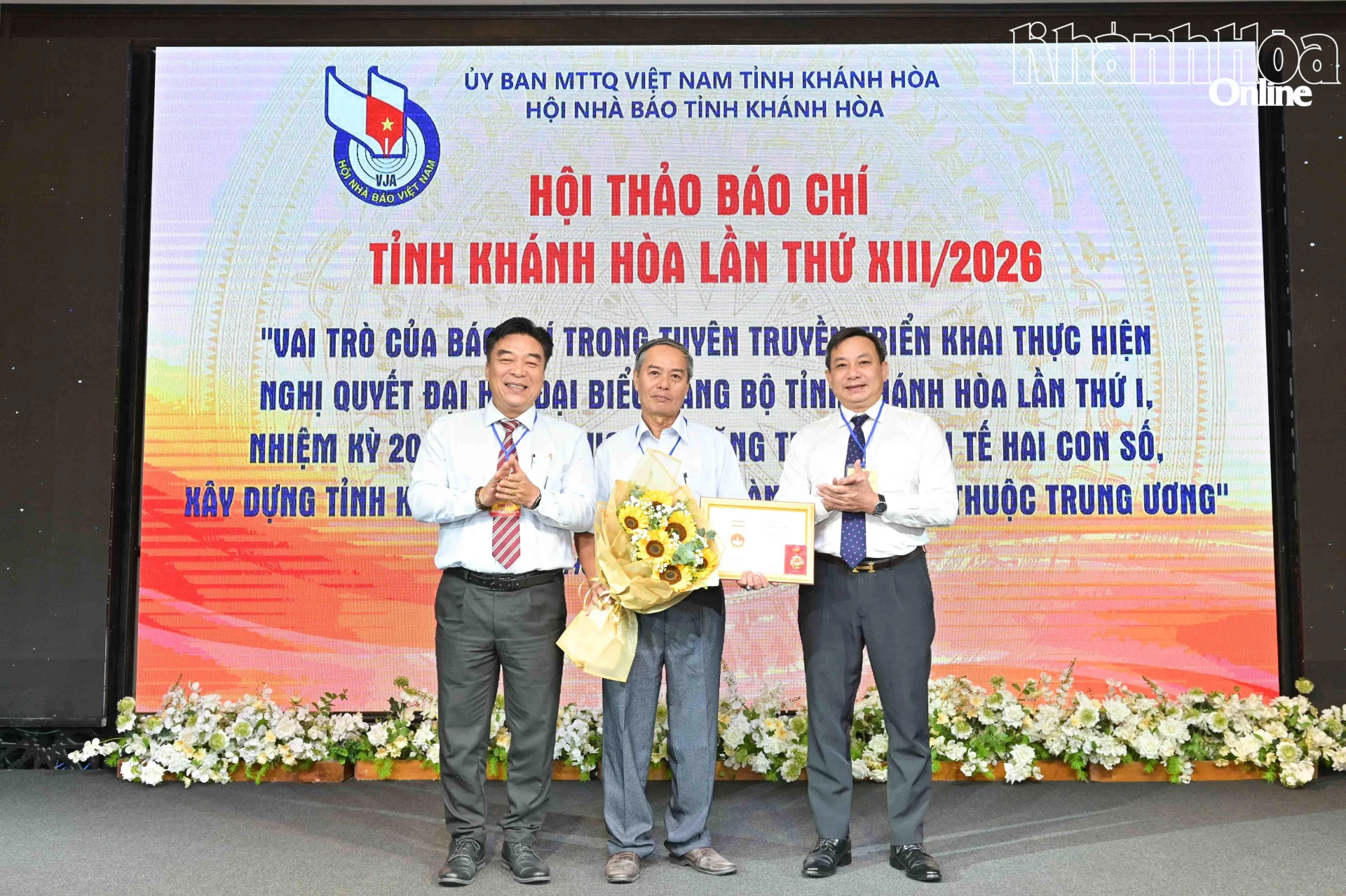 Đại diện lãnh đạo Hội Nhà báo Việt Nam và lãnh đạo Hội Nhà báo tỉnh Khánh Hòa tặng kỷ niệm chương Vì sự nghiệp báo chí Việt Nam cho hội viên.