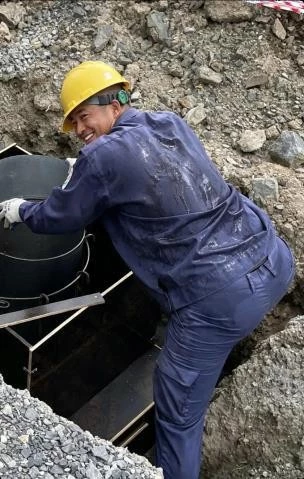 Nụ cười tươi rói, lạc quan của anh thợ trẻ dù đang ướt đẫm mồ hôi lắp đặt hố móng trụ điện tại khu vực Bắc Nha Trang.