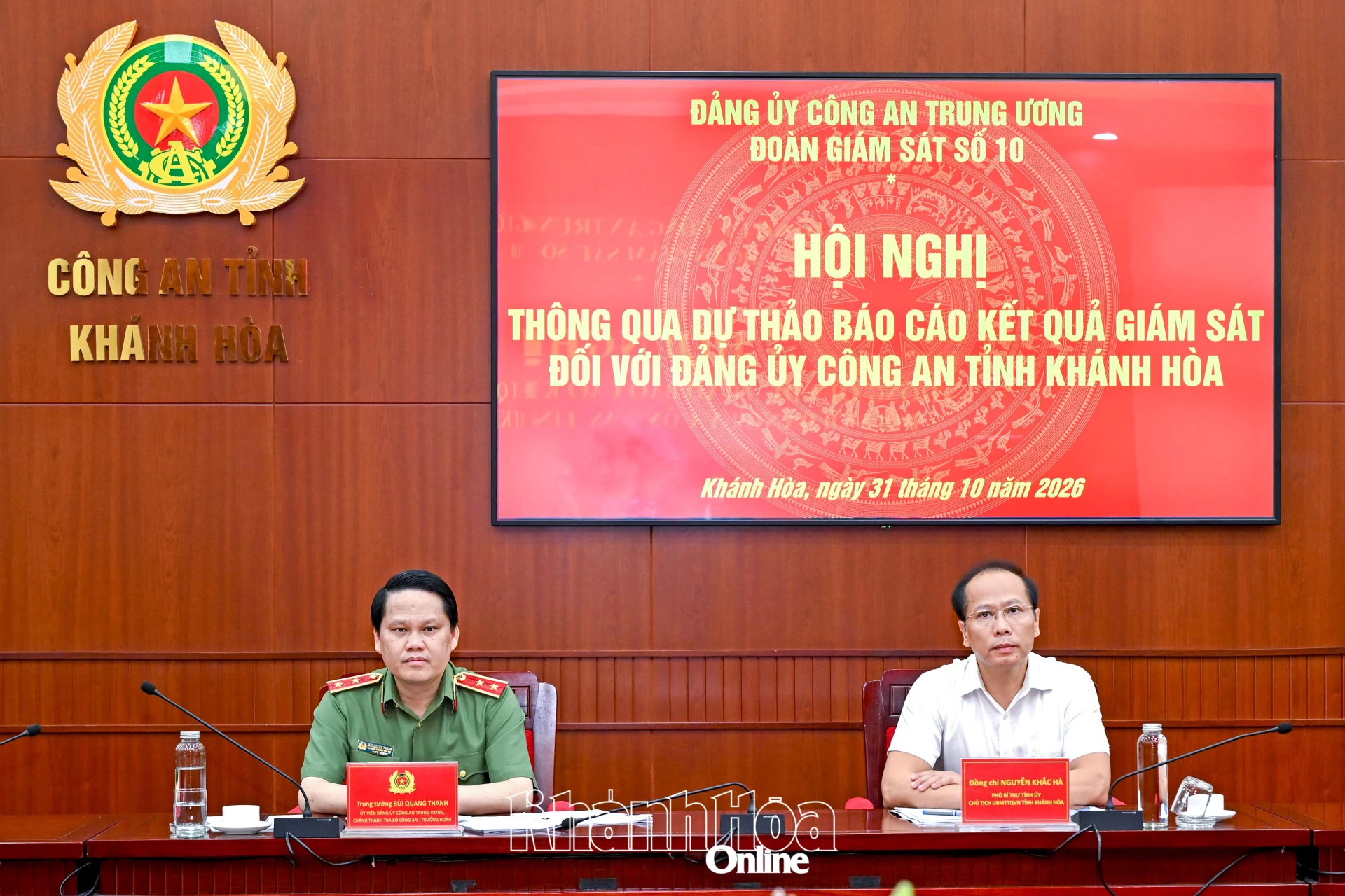 Trung tướng Bùi Quang Thanh và Phó Bí thư Tỉnh ủy Khánh Hòa Nguyễn Khắc Hà nghe trình bày dự thảo báo cáo kết quả giám sát.