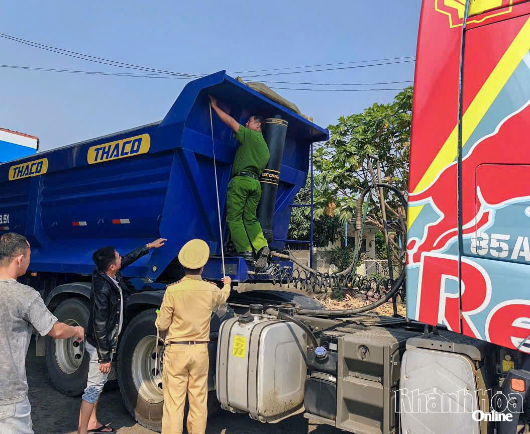 Lực lượng Cảnh sát giao thông đo thùng xe tải.