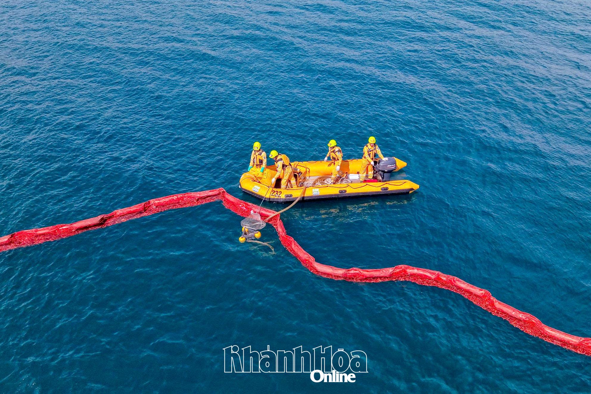 Trung tâm Ứng phó sự cố môi trường Việt Nam (SOS) diễn tập ứng phó sự cố tràn dầu trên vùng biển tỉnh Khánh Hòa.