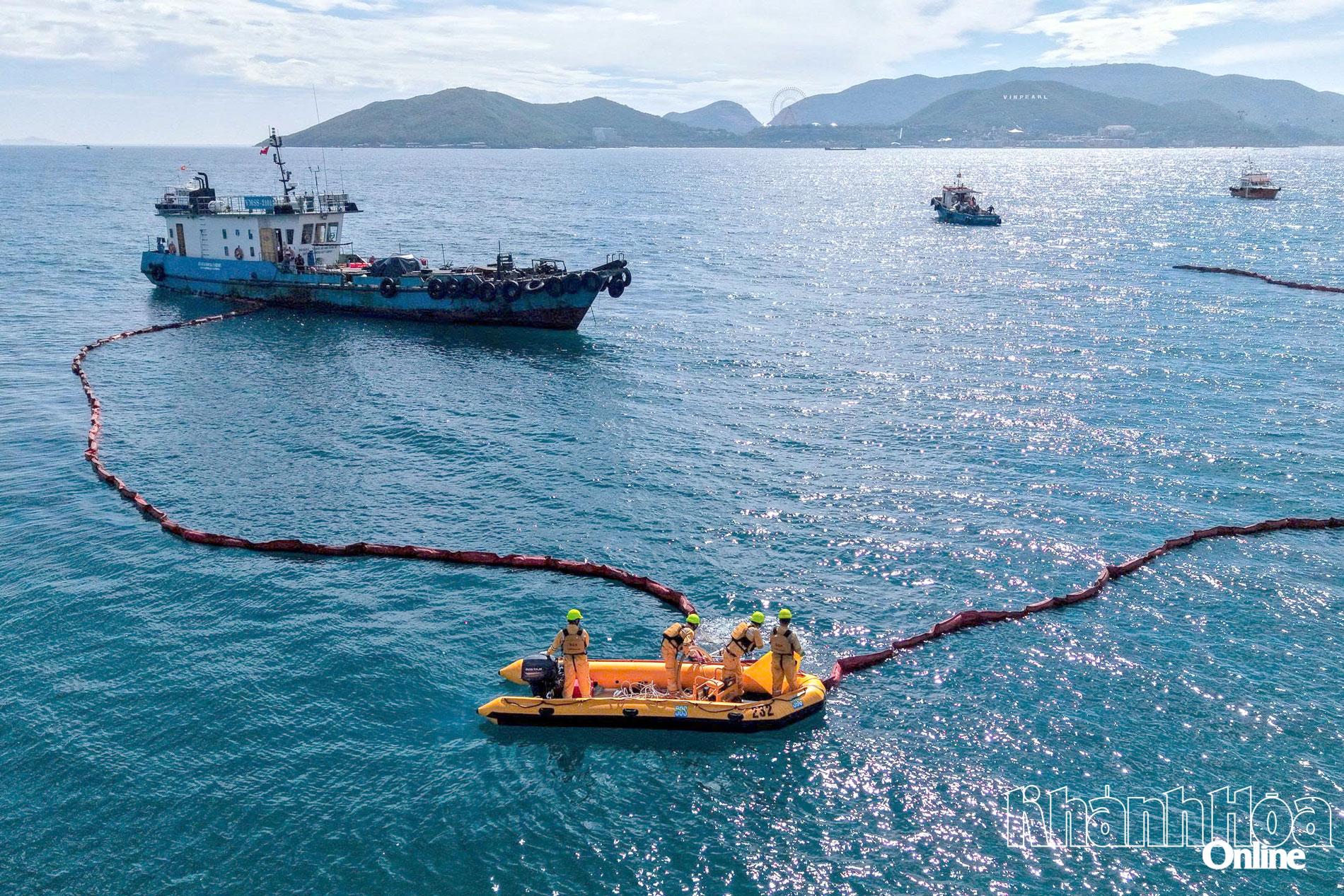 Trung tâm Ứng phó sự cố môi trường Việt Nam (SOS) diễn tập ứng phó sự cố tràn dầu trên vùng biển tỉnh Khánh Hòa.