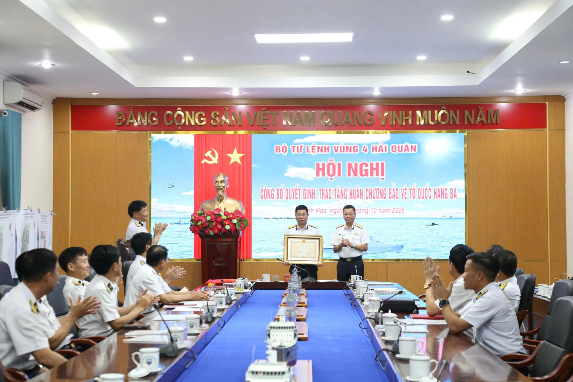 Thừa ủy quyền của Chủ tịch nước, Chuẩn Đô đốc Nguyễn Anh Tuấn, Tư lệnh vùng trao Huân chương Bảo vệ Tổ quốc hạng Ba cho Đại tá Nguyễn Xuân Quân.