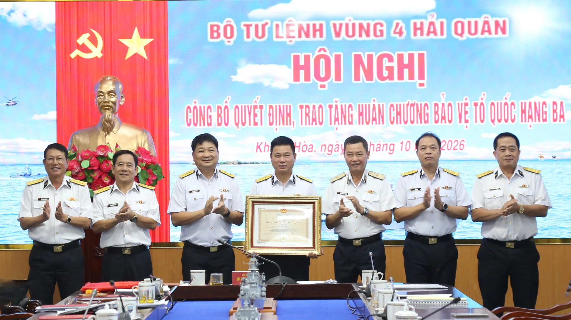 Thủ trưởng Bộ Tư lệnh Vùng 4 Hải quân chúc mừng Đại tá Nguyễn Xuân Quân.
