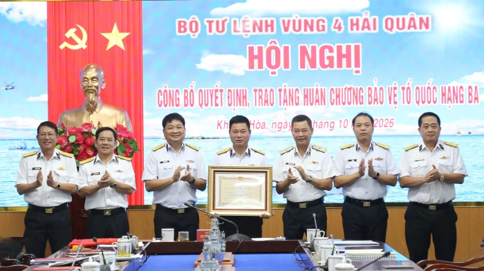 Trao Huân chương Bảo vệ Tổ quốc hạng Ba cho Đại tá Nguyễn Xuân Quân - Phó Tư lệnh, Tham mưu trưởng Vùng 4 Hải quân