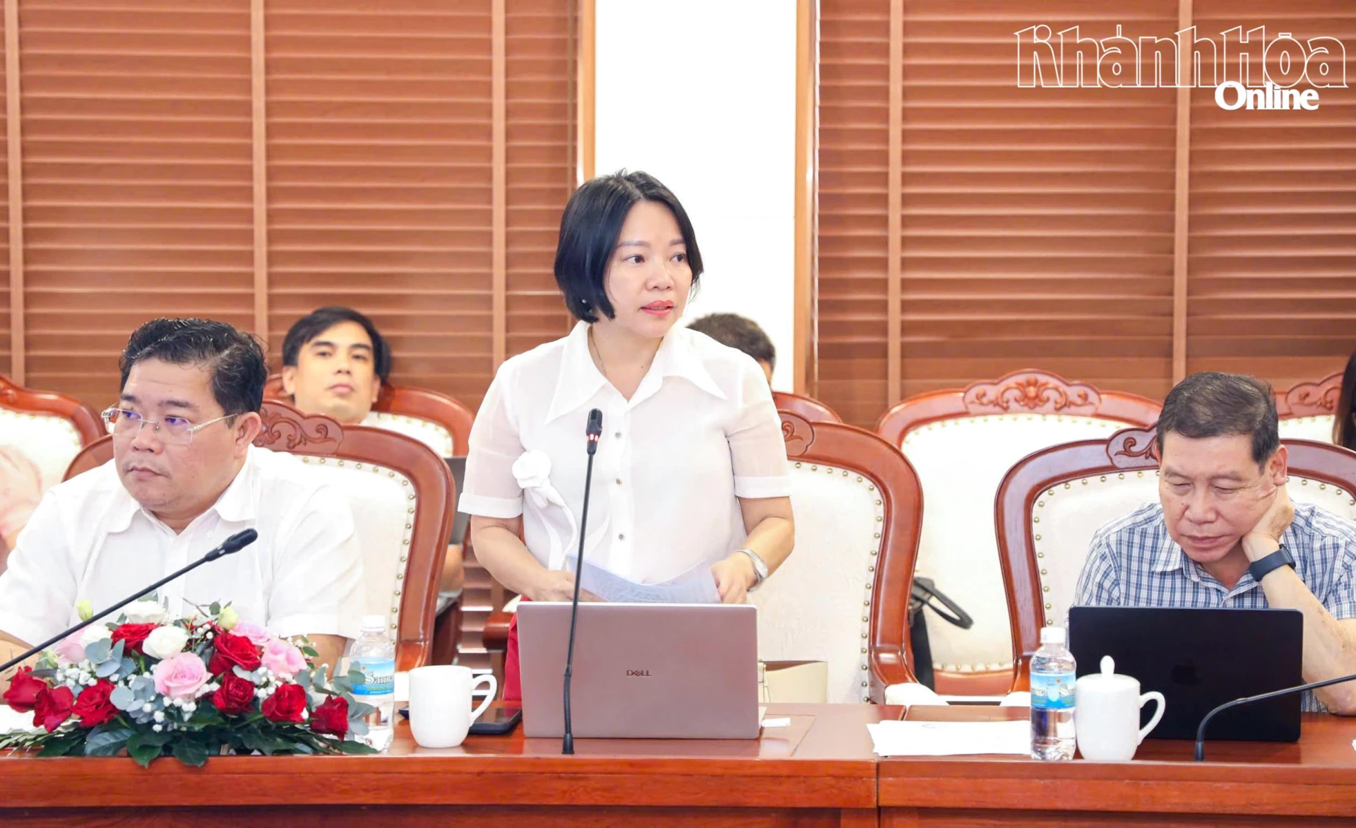 Giám đốc Sở Văn hóa, Thể thao và Du lịch Thái Thị Lệ Hằng báo cáo tại phiên họp.