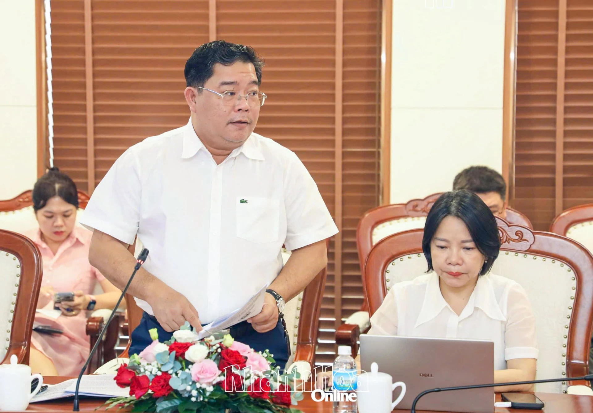 Giám đốc Sở Tài chính Châu Ngô Anh Nhân báo cáo tại phiên họp.