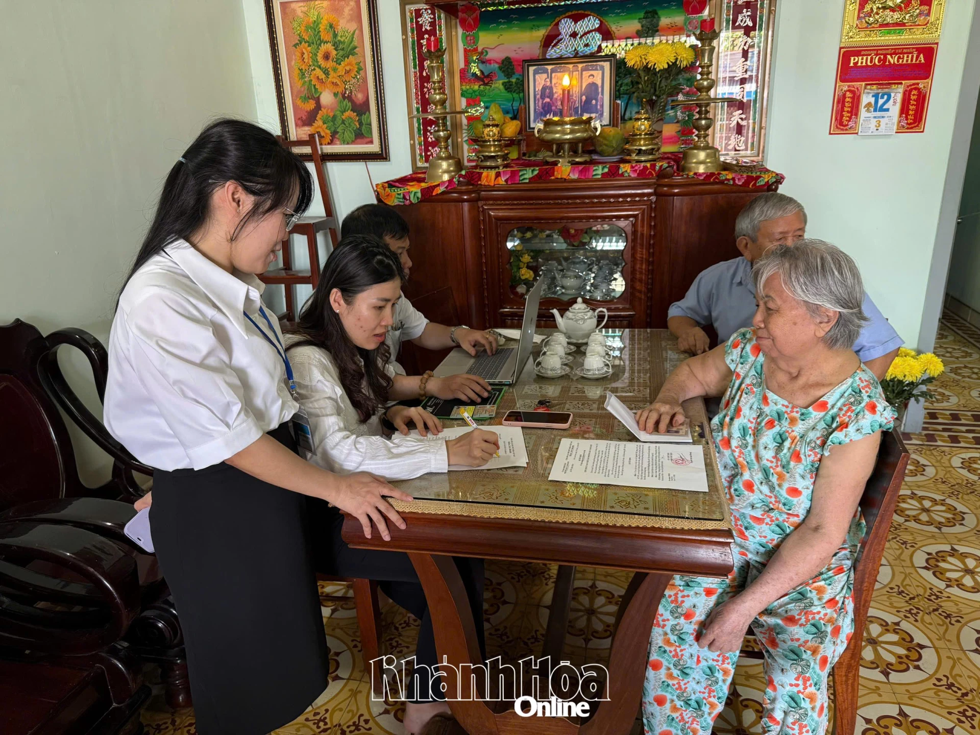 Công chức Trung tâm Phục vụ hành chính công phường Bắc Cam Ranh hỗ trợ người dân làm thủ tục hành chính tại nhà