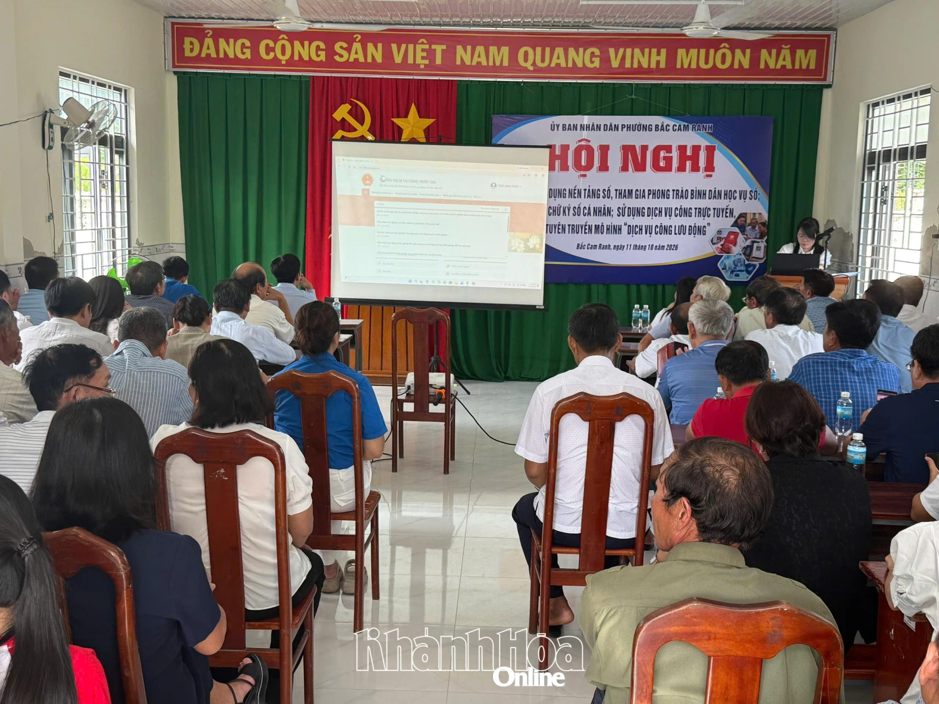 Cán bộ Phòng Văn hóa - Xã hội phường Bắc Cam Ranh hướng dẫn người dân làm thủ tục hành chính trực tuyến