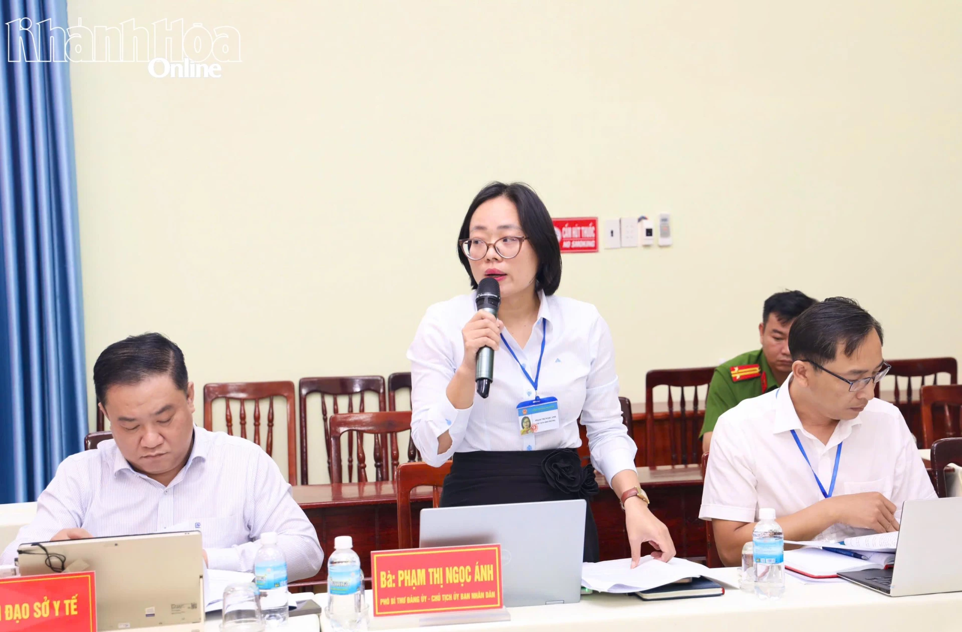 Lãnh  đạo  UBND  phường  Ba  Ngòi  báo  cáo  tại  buổi  làm  việc  