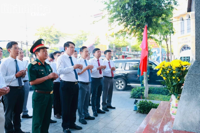 Dâng hoa, dâng hương tri ân các anh hùng, liệt sĩ nhân kỷ niệm 81 năm Ngày Nha Trang - Khánh Hòa kháng chiến