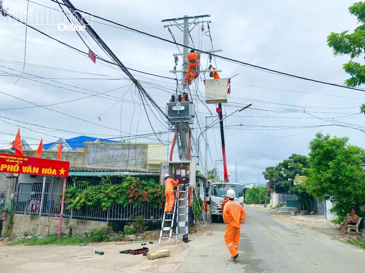 Công nhân Công ty Điện lực Khánh Hòa kiểm tra lưới điện.